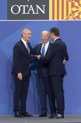 (I-D) El secretario general de la OTAN, Jens Stoltenberg; el presidente de EEUU, Joe Biden; y el presidente del Gobierno, Pedro Sánchez, a su llegada al comienzo de la Cumbre de la OTAN 2022 en el Recinto Ferial IFEMA MADRID