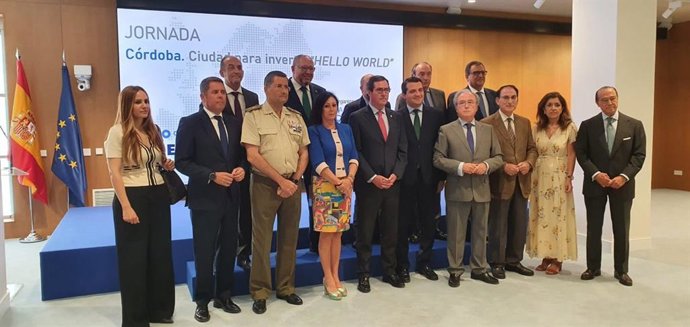 Foto de familia de autoridades empresariales e institucionales asistentes a la presentación en la sede de CEOE en Madrid de Córdoba. Ciudad para invertir.