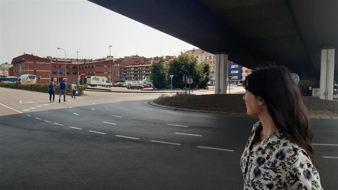 La portavoz de Podemos-Equo Xixón, Laura Tuero, junto a la rotonda de Sanz Crespo, en Gijón