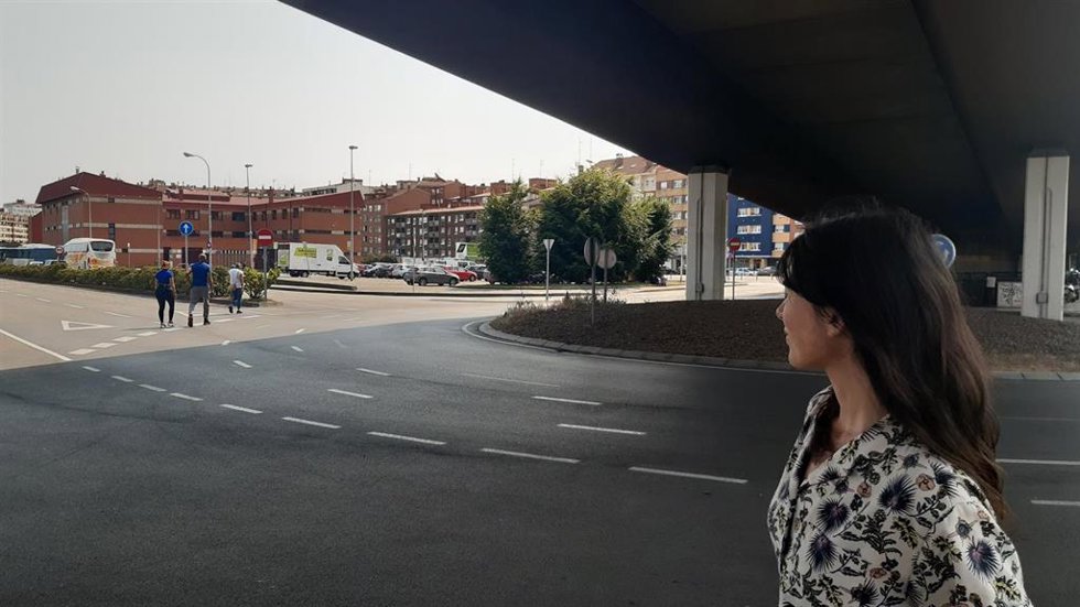 La portavoz de Podemos-Equo Xixón, Laura Tuero, junto a la rotonda de Sanz Crespo, en Gijón