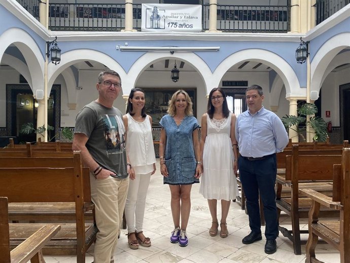 La delegada de Educación y Deporte en funciones, Inmaculada Troncoso (centro), visita el IES Aguilar y Eslava de Cabra.