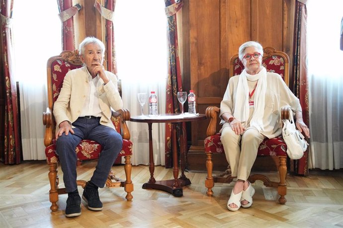 Los actores José Sacristán y Lola Herrera en el acto donde han recibido el Premio a la Cinematografía y el Premio La Barraca a las Artes Escénicas, respectivamente, otorgado por la Universidad Menéndez Pelayo (UIMP)