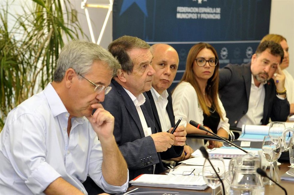 El alcalde de Estepona logra que FEMP apruebe pedir al Gobierno un plan nacional de ayuda a municipios costeros ante la alga asiática