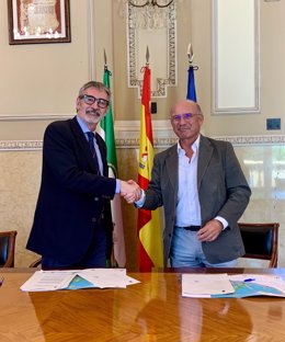 El rector de la Universidad de Cádiz, Francisco Piniella (izqda) y el presidente de la Autoridad Portuaria de Málaga, Carlos Rubio, firman un acuerdo de formación.