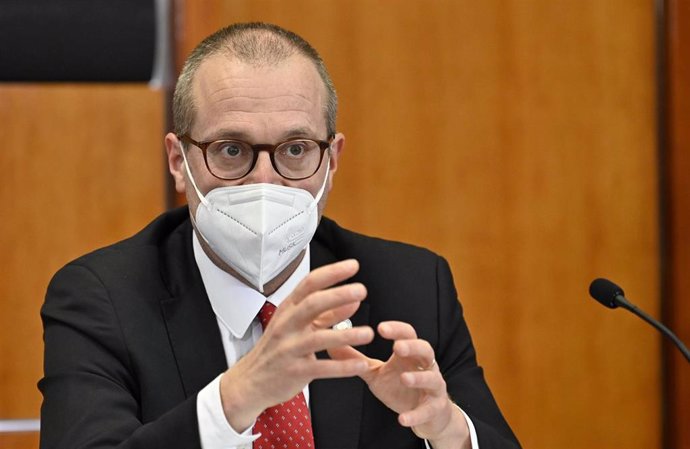 Archivo - 21 December 2021, Austria, Vienna: WHO Europe Director Hans Kluge and Austrian Health Minister Wolfgang Mueckstein (not pictured) attend a press conference on the latest updates regarding the Omicron variant of coronavirus. Photo: Hans Punz/AP