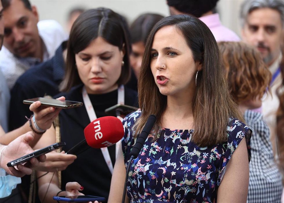 La ministra de Derechos Sociales y Agenda 2030, Ione Belarra, responde a los medios tras la primera intervención de Sánchez en la 26 edición del Debate sobre el Estado de la Nación, a 12 de julio de 2022, en Madrid (España). 