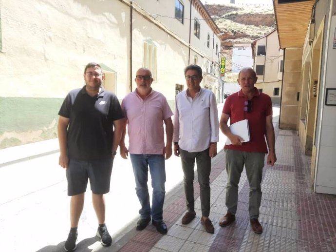 El subdelegado, con representantes municipales de Arcos de Jalón.