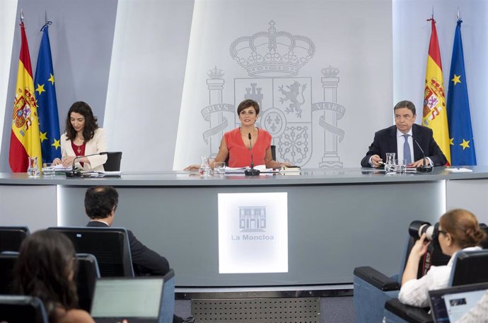 (I-D) La ministra de Justicia, Pilar Llop; la ministra Portavoz, Isabel Rodríguez; y el ministro de Agricultura, Pesca y Alimentación, Luis Planas, ofrecen una rueda de prensa tras el Consejo de Ministros.