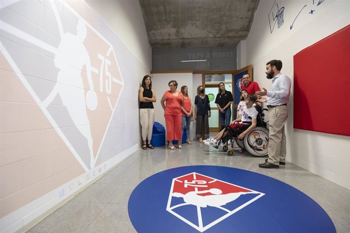 La NBA renueva las aulas de aprendizaje y la pista de baloncesto de una escuela de Valencia.