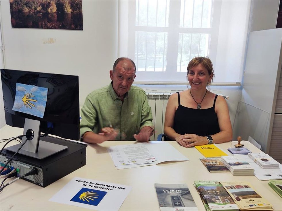 Miguel Ángel Jiménez y Yolanda Santos visitan el nuevo punto de información al peregrino.