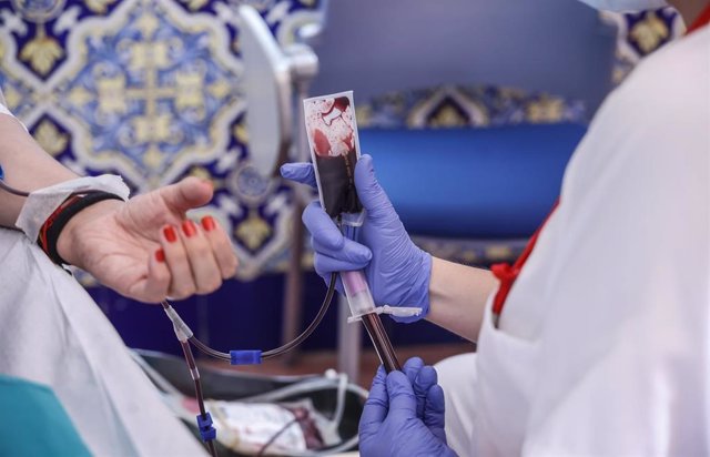 Una enfermera realiza una extracción de sangre durante la presentación de la campaña de verano de donación de sangre, en el Hospital Malvarrosa, a 29 de junio de 2022, en Valencia, Comunidad Valenciana (España). La campaña ha sido organizada por el Centro