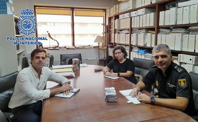 Alejandro Palacios (dcha.), en la reunión con José María Vallejo y Elena Rizos.