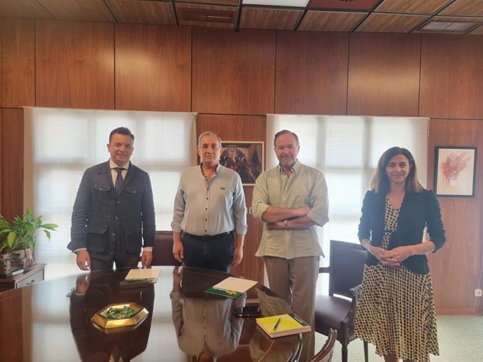 Momento de la firma del convenio entre Fundación Caja Rural del Sur y Cooperativas Agroalimentarias Huelva.
