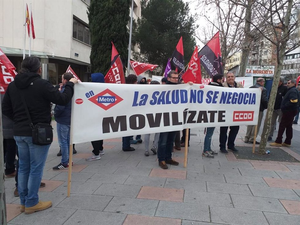 Archivo - Concentración de trabajadores de Metro en los Juzgados de Plaza Castilla ante el problema del amianto