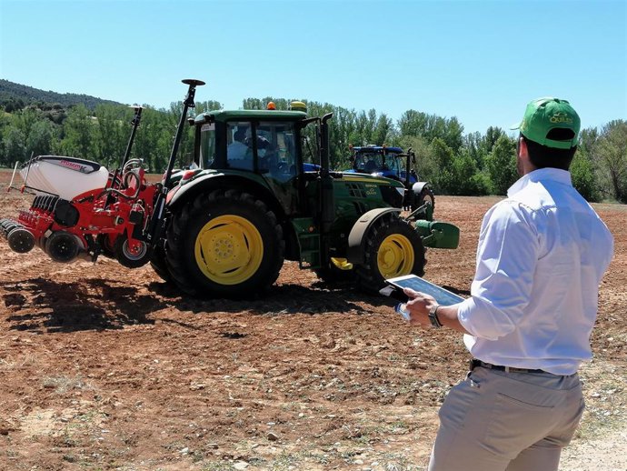 Archivo - Tractor en el campo (archivo).