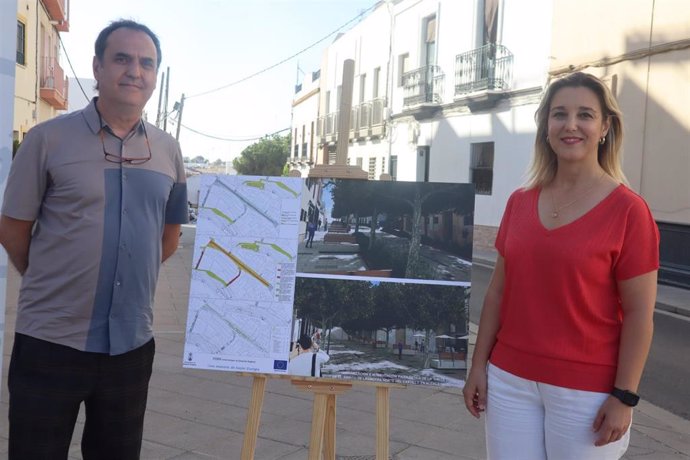 La alcaldesa, Ana Isabel Jiménez, y el alcalareño, Enrique Larive, portavoz del equipo de arquitectos que ha diseñado el proyecto.