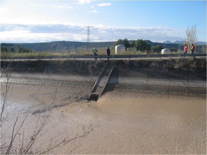 Archivo - Canal de riego de la Zona Regable del Genil-Cabra