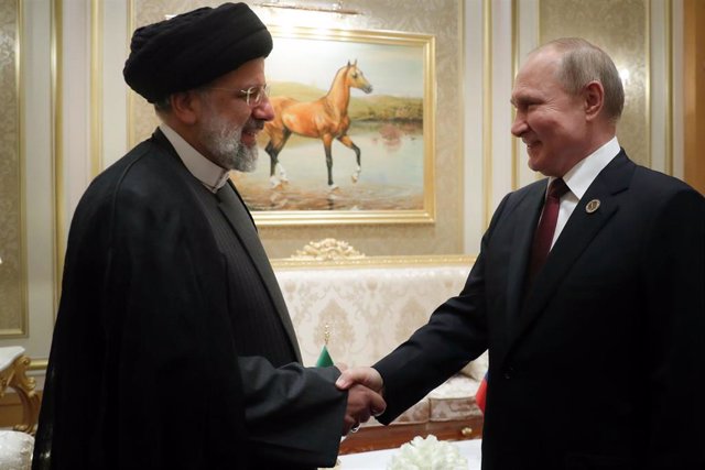 El presidente ruso, Vladimir Putin, con su homólogo iraní, Ebrahim Raisi.