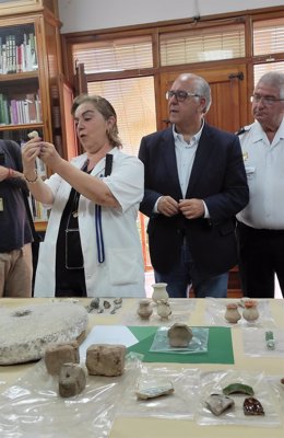 Hornos muestra una de las piezas junto a Estrella y Ortega.