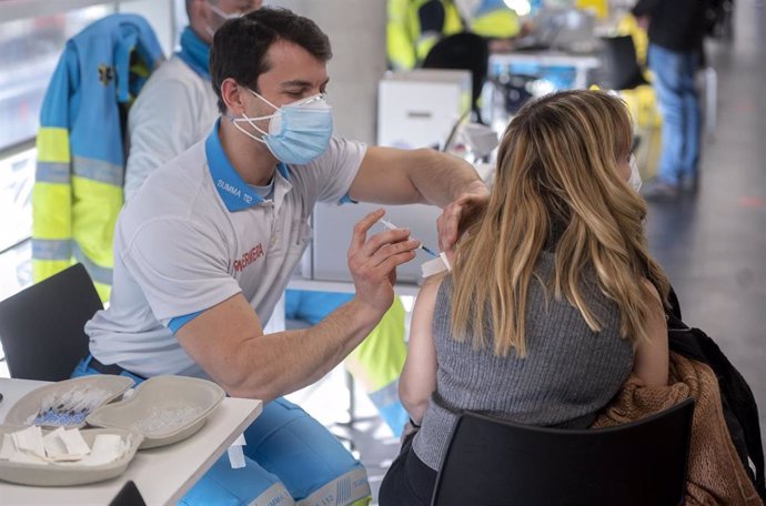 Archivo - Una mujer recibe la tercera dosis de la vacuna contra el Covid-19, en el WiZink Center, a 20 de enero de 2022, en Madrid, (España).