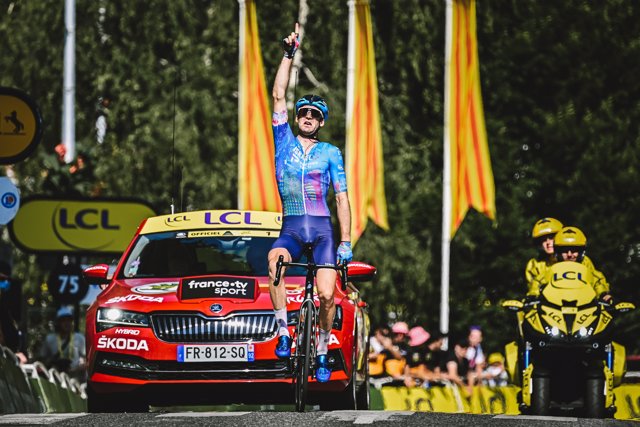 El canadiense Hugo Houle (Israel-Premier Tech) celebra su triunfo en la decimosexta etapa del Tour de Francia de 2022.