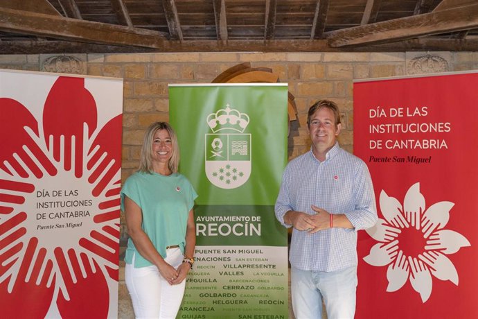 El alcalde de Reocín, Pablo Diestro, y la concejala de Cultura y Turismo, Eva Cobo, presentan los actos por el Día de las Instituciones de Cantabria, que se conmemora el 28 de julio