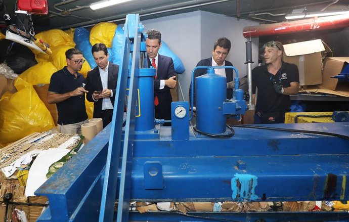 Carlos Mazón visita las instalaciones de El Corte Inglés para conocer el proyecto de Residuo Cero que acaba de renovar su certificación AENOR