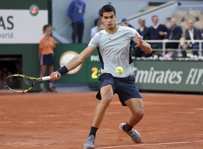 Archivo - El tenista español Carlos Alcaraz golpea una bola durante el torneo de Roland Garros 2022