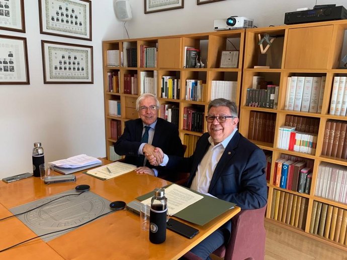 El director gerent del Consell General de Cambres de Catalunya, Narcís Bosch, i el president del Consell de l'Advocacia Catalana, Joan Ramon Puig