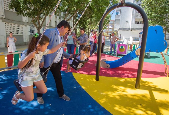 El alcalde de Huelva, Gabriel Cruz, en la inauguración del nuevo parque infantil.