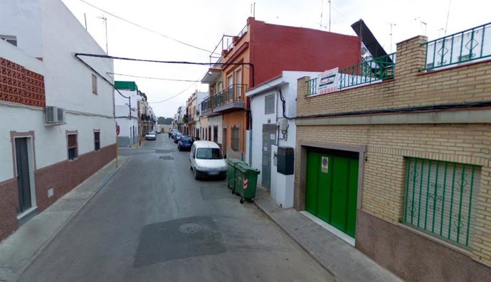 Calle de Coria del Río (Sevilla) con un centro transformador.