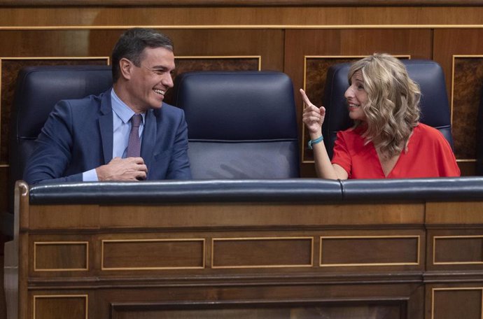 El presidente del Gobierno, Pedro Sánchez, y la vicepresidenta segunda y ministra de Trabajo y Economía Social, Yolanda Díaz.