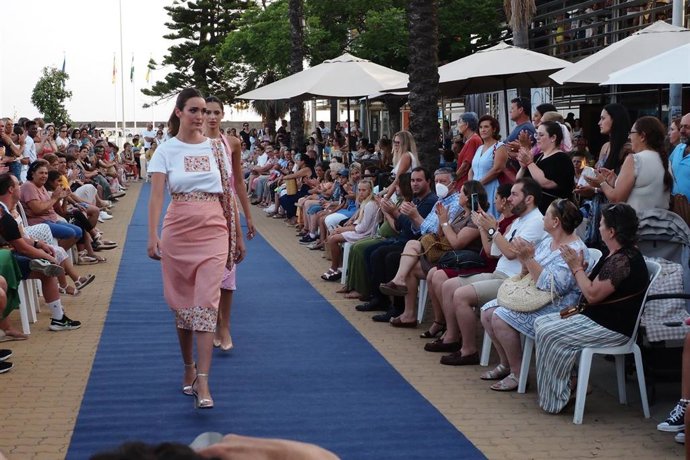 Desfile de moda en la I Feria de la Moda y la Artesanía de Mazagón.