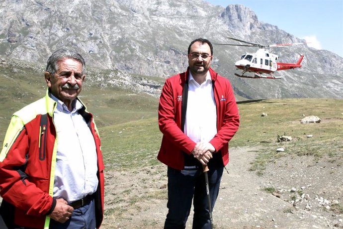 El presidente de Cantabria, Miguel Ángel Revilla (izda), y el de Asturias, Adrián Barbón, asisten en Picos de Europa a un ejercicio práctico de montaña para mejorar la capacidad de respuesta de los servicios de rescate