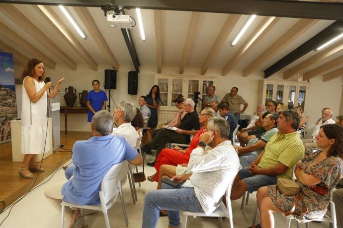 La presidenta del Consell, Catalina Cladera, invita a los agricultores de la Tramuntana a formar parte del Distintivo Serra