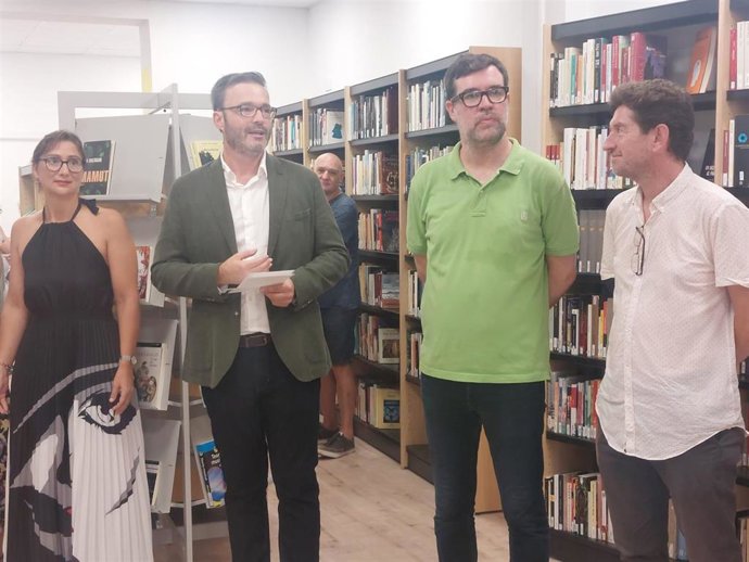El alcalde de Palma, José Hila, el regidor de Cultura y Bienestar Social, Antoni Noguera, y el regidor de Participación Ciudadana y Gobierno Interior, Alberto Jarabo, en la inauguración de la biblioteca Encarnació Viñas
