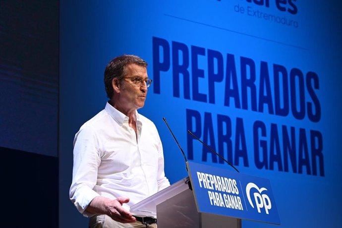 El presidente del Partido Popular, Alberto Núñez Feijóo, interviene en el XIII Congreso Regional del Partido Popular (PP) Extremadura, en la Institución Ferial de Badajoz (IFEBA), en Badajoz, Extremadura (España).