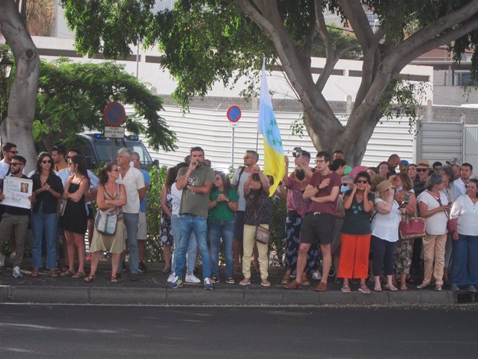 Manifestantes en contra del proyecto del Circuito del Motor de Tenerife