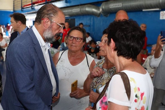 El presidente del Gobierno de Aragón, Javier Lambán, conversa con varias afectadas por el incendio.