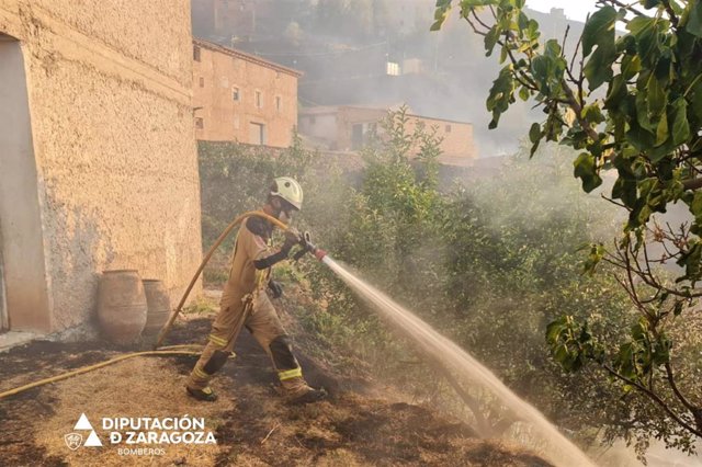 Bomberos de la Diputación de Zaragoza actúan en el incendio de Ateca (Zaragoza).