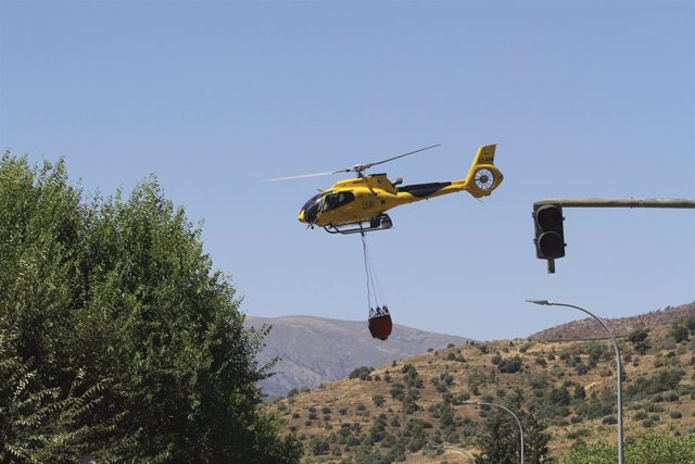 Un helicóptero trabaja en las labores de extinción del fuego en Cebreros, a 19 de julio de 2022, en Cebreros, Ávila, Castilla y León (España). 