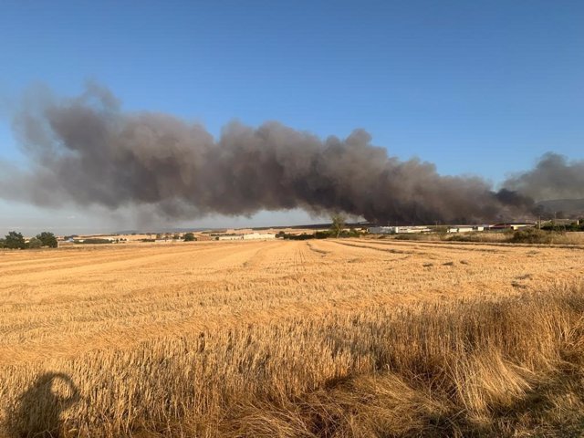 Imagen del fuego cerca de Santo Domingo, uno de los seis que a esta hora de la tarde están activos en La Rioja