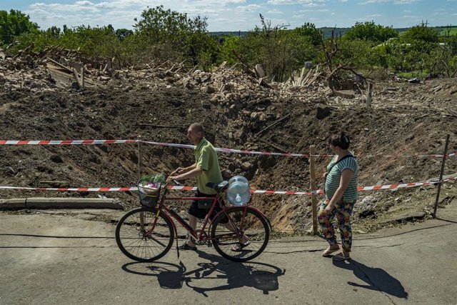 Archivo - Crater provocado por la explosión de un misil en Donetsk, en el este de Ucrania