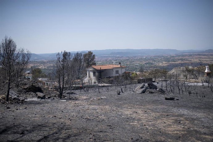 Exterior de una vivienda quemada por el fuego, en la urbanización de River Park, a 19 de julio de 2022, en Pont de Vilomara, Barcelona, Catalunya (España). El incendio de Pont de Vilomara, que ya ha afectado más de 1.700 hectáreas, ha provocado el desal