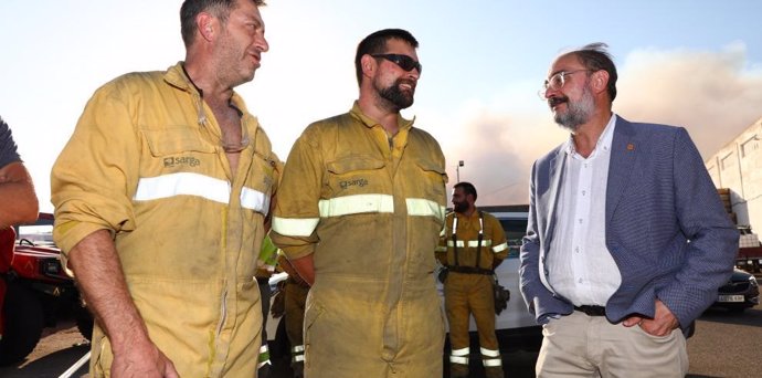 El presidente del Gobierno de Aragón, Javier Lambán, ha visitado la zona del incendio