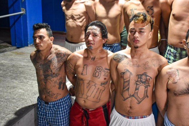 Archivo - Pandilleros detenidos en El Salvador.