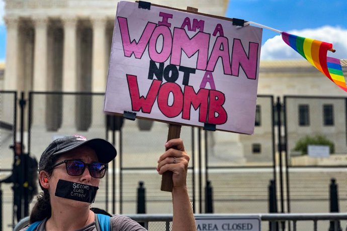 24 June 2022, US, Washington: Abortion rights and anti-abortion activists protest outside US supreme court. The supreme court has ruled there is no constitutional right to abortion in the United States. Photo: Sue Dorfman/ZUMA Press Wire/dpa