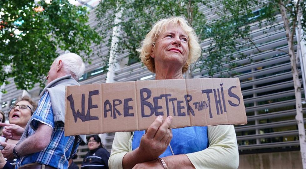 Archivo - Una mujer sostiene una pancarta durante una protesta contra los planes de enviar migrantes a Ruanda y exigir al Gobierno que cancele el primer vuelo programado el martes. Foto: Dominic Lipinski/PA Wire/dpa  