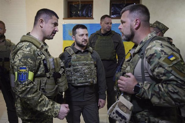 Archivo - El presidente de Ucrania, Volodimir Zelenski en el centro, habla con los soldados mientras recorre las líneas del frente en la región del miedo a la batalla, el 29 de mayo de 2022 en la región de Kharkiv, Ucrania,