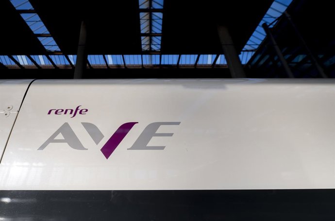 Archivo - La nueva imagen corporativa de los trenes AVE en uno de sus trenes, en la Estación Puerta de Atocha de Madrid, a 21 de abril de 2022, en Madrid (España).  